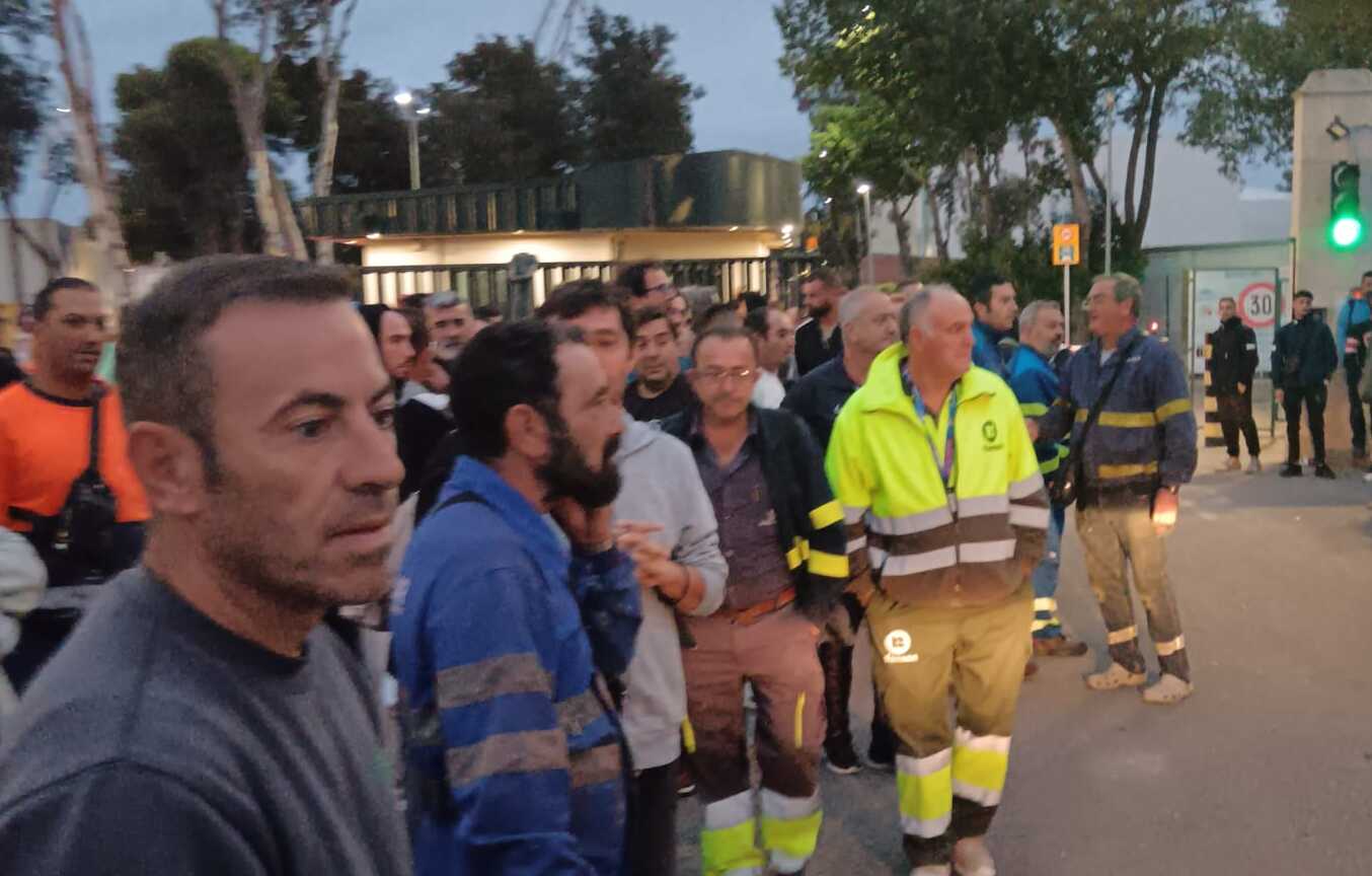 La concentración que se ha celebrado en Navantia San Fernando por los impagos a los trabajadores de una empresa auxiliar.