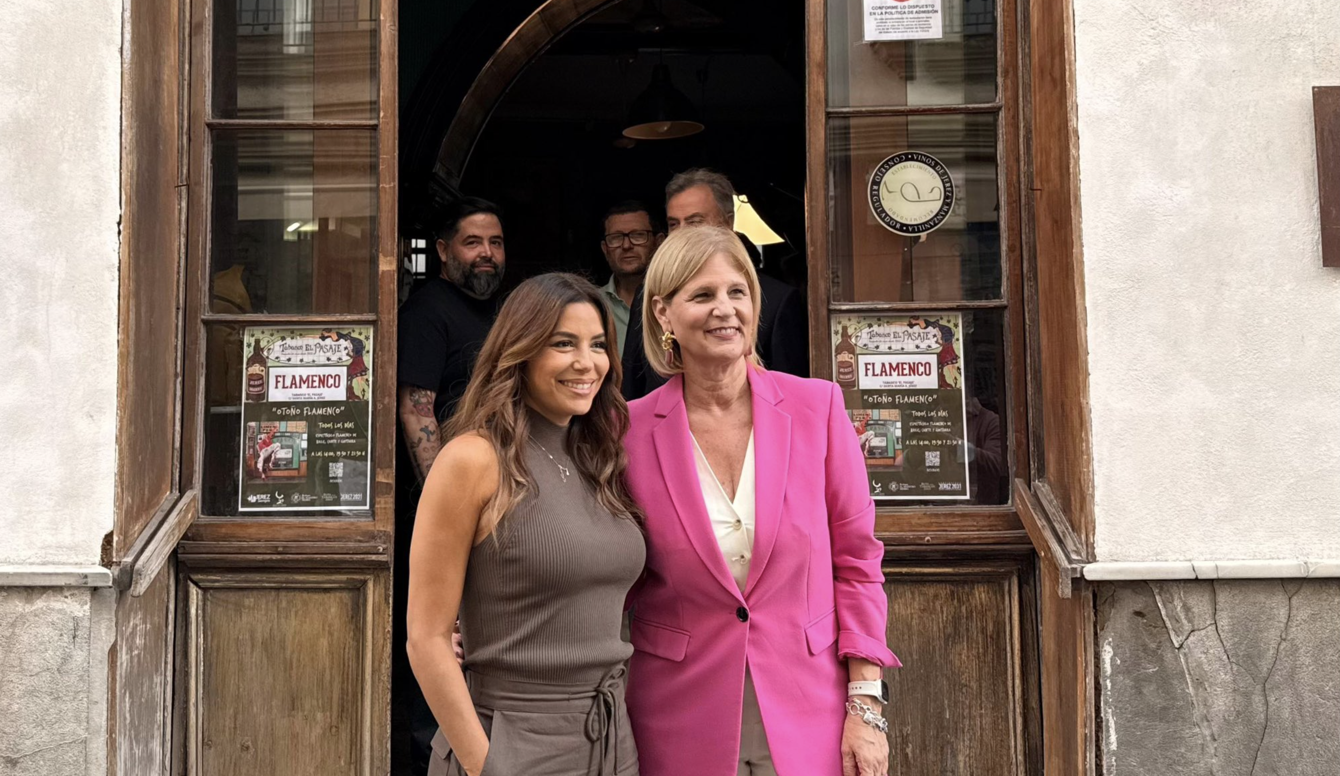 Eva Longoria, junto a la alcaldesa de Jerez, María José García-Pelayo.