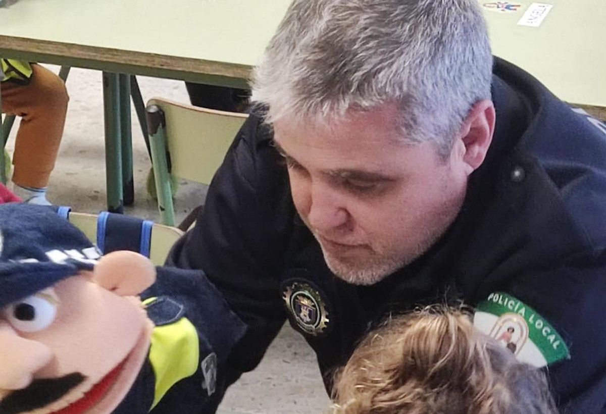 Jesús María Villalba García, policía local de Rota, distinguido con la Medalla de Oro a la Educación Vial.