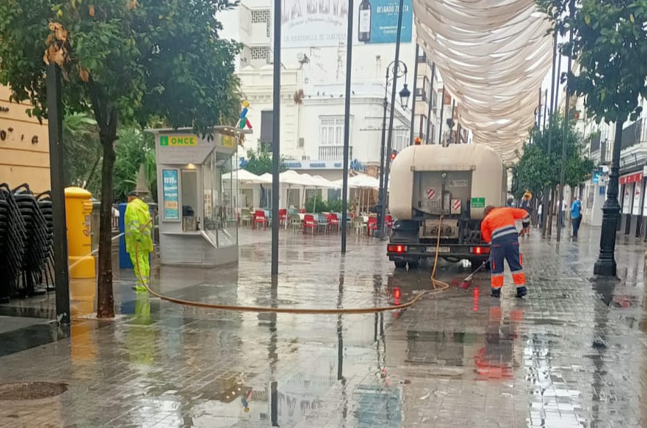 Los dispositivos trabajan para hacer frente a las lluvias en Sanlúcar. 