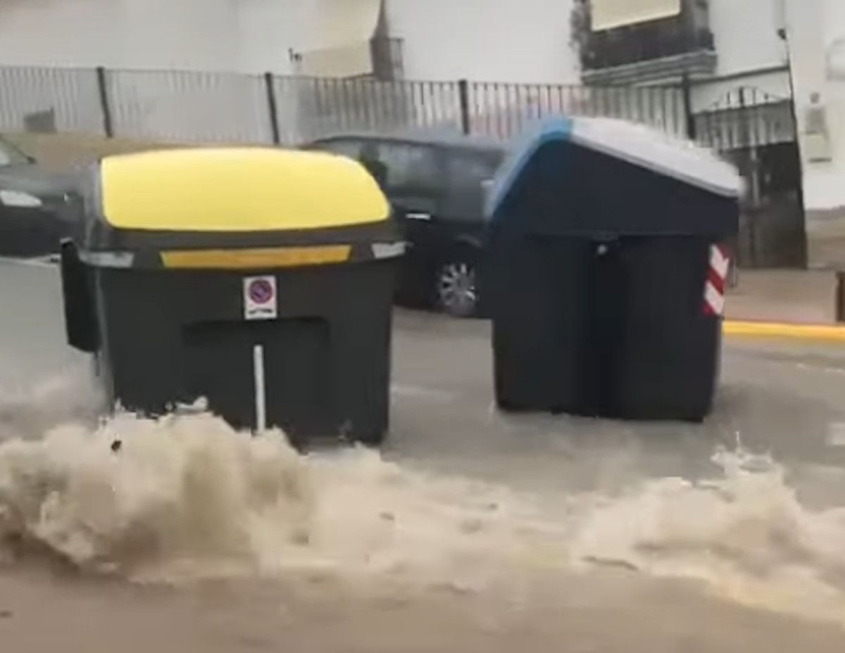 Las fuertes lluvias arrastran los contenedores por las calles de Arcos. 