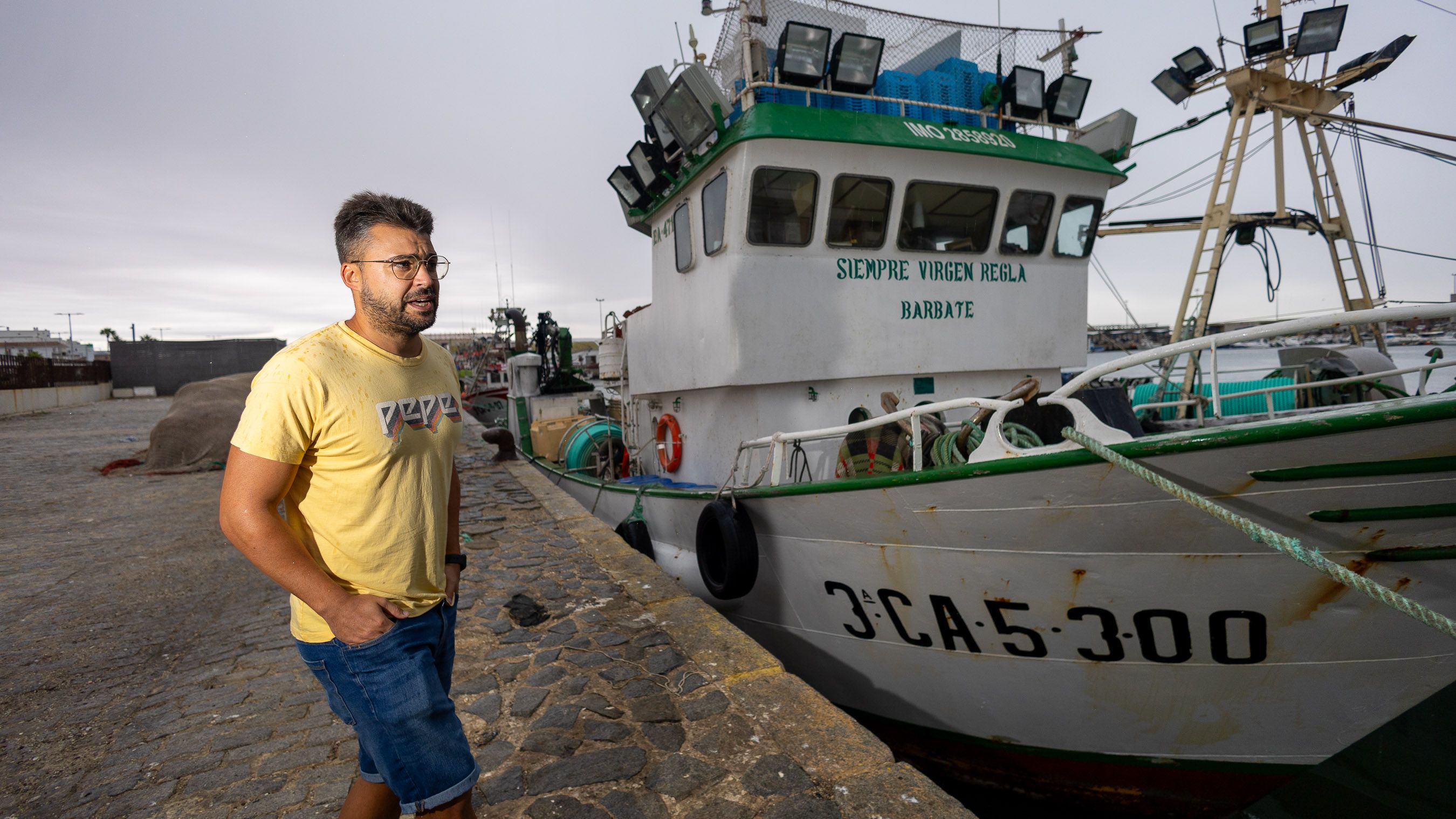 Juan Manuel Rendón, armador, junto a su barco 'Siempre Virgen de Regla' este viernes en Barbate.