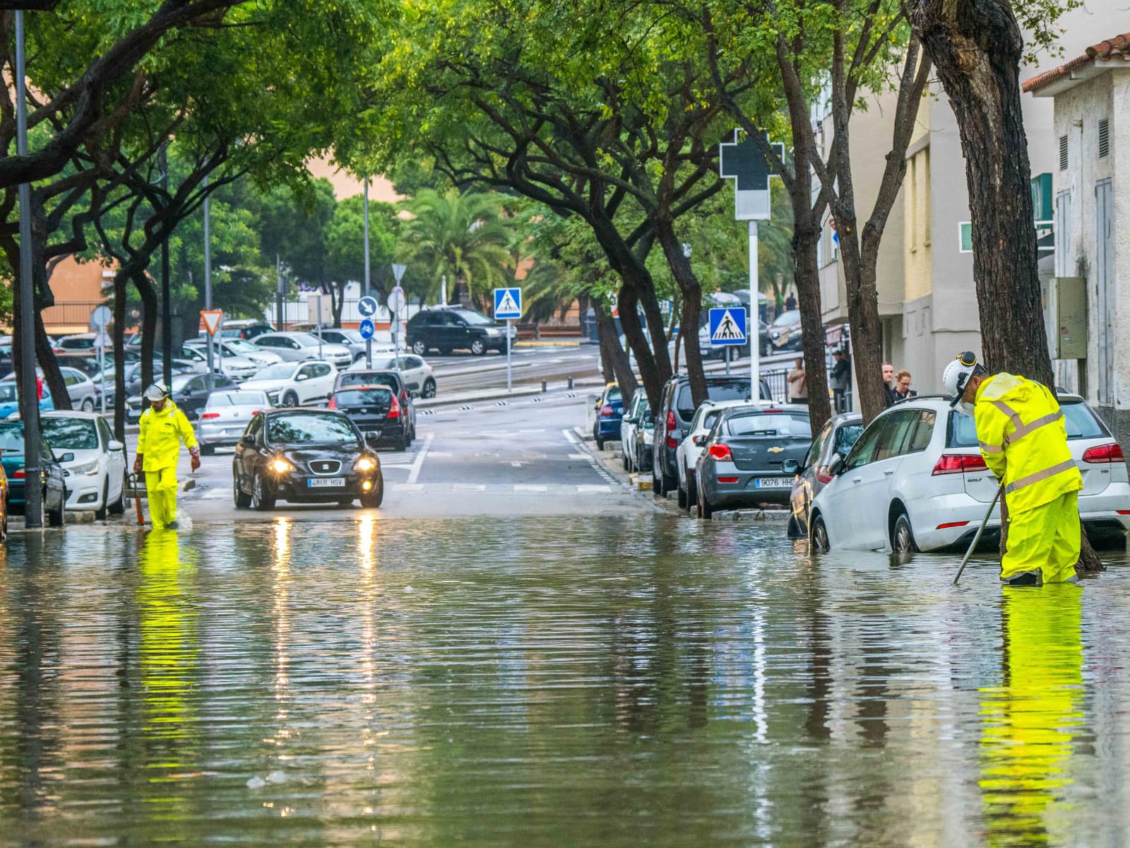 Los operarios realizan intervenciones en distintos puntos de San Fernando afectados por el temporal. 