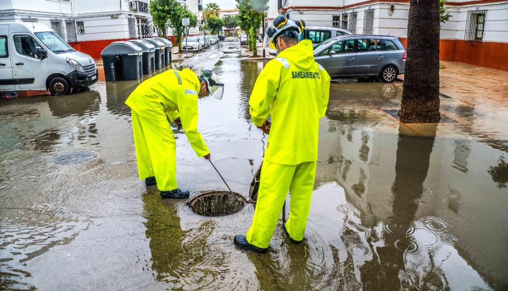 Trabajos a pie de calle ante el temporal.