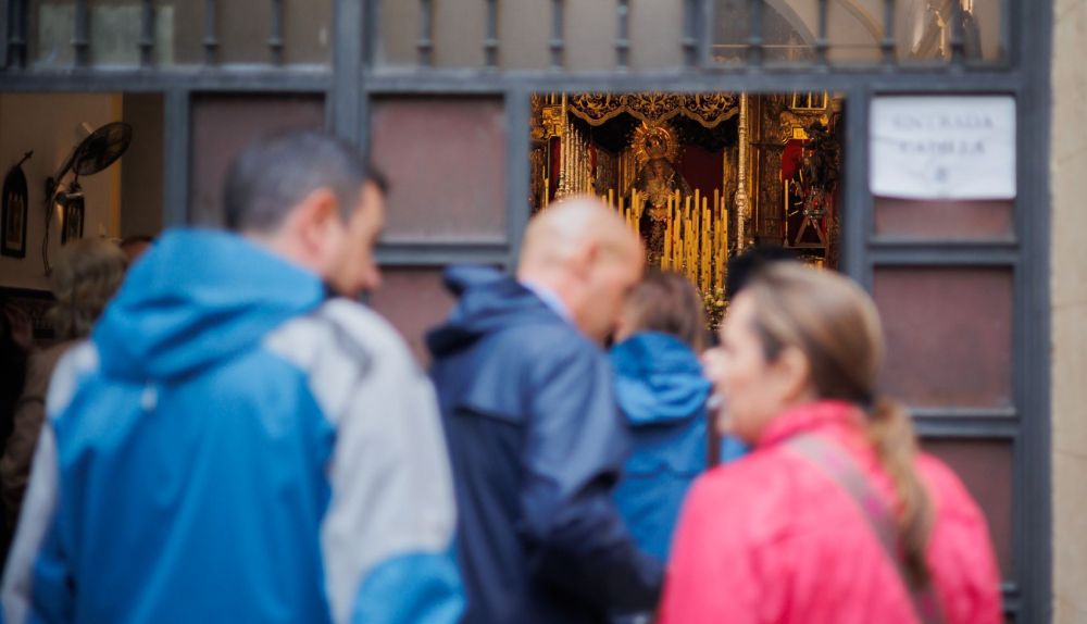 Personas entrando en San Juan de Letrán. 