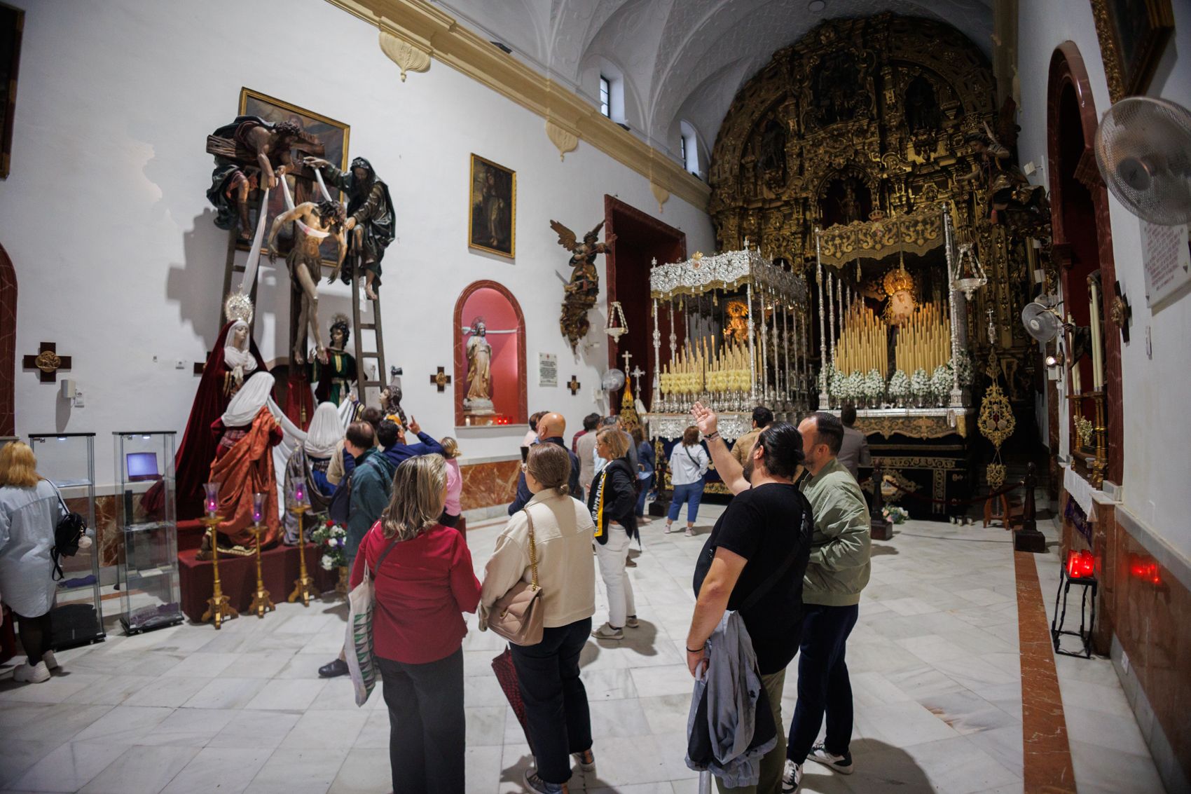 Algunos visitantes en la Iglesia de la Victoria el pasado fin de semana, visitando la Hermandad de la Soledad, cuyo palio procesionará este sábado en la Magna.