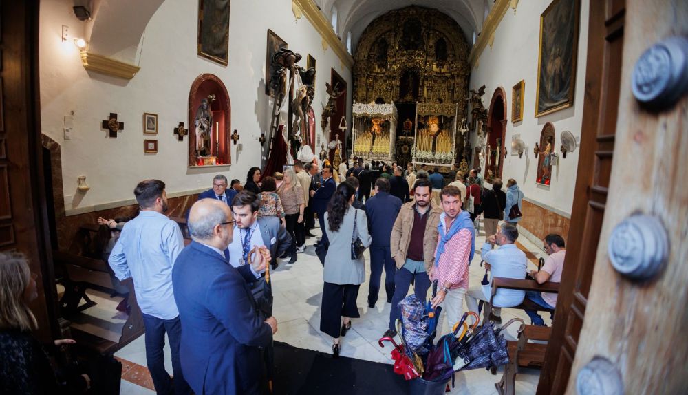 Mucho público en la Victoria para ver los pasos de la Soledad y de la Paz y Concordia. 