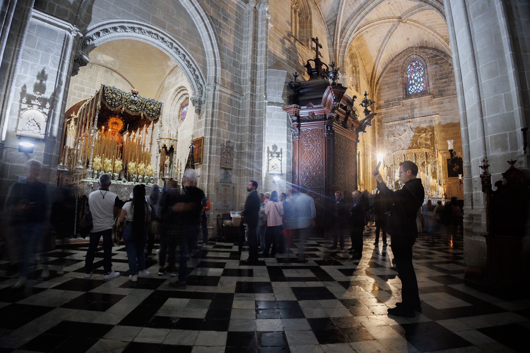 Buena respuesta. El público visitando en San Miguel los cuatro de los cinco pasos que saldrán desde esa iglesia.