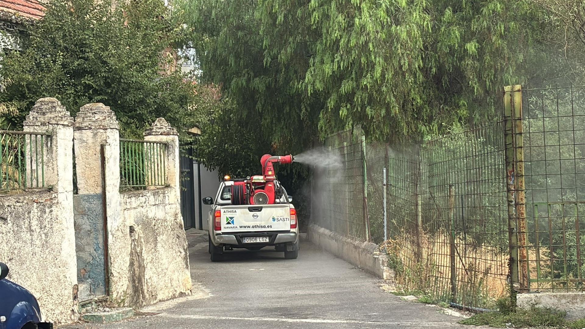 Fumigación de una zona de Pinos Puente, uno de los municipios de Córdoba donde se han detectado casos de virus del Nilo.