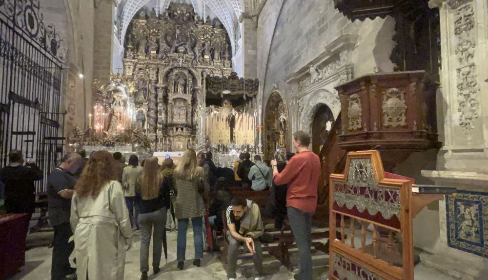 En Santo Domingo, la Virgen del Rosario que no pudo salía a causa de la lluvia este sábado, junto al paso de palio con la Confortación ya preparado para el día 19.