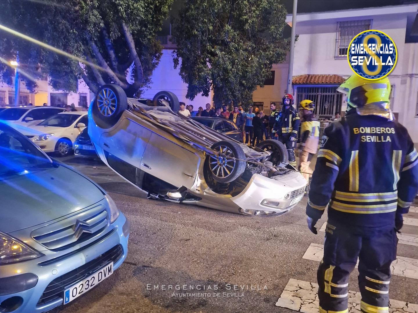 Un coche pierde el control en la calle Los Claveles, en Sevilla.