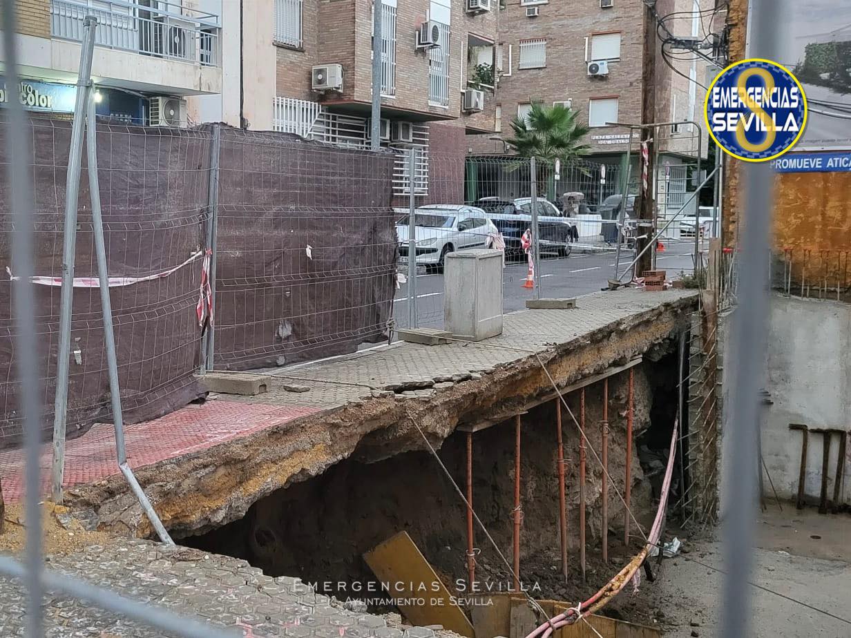 Desprendimiento de acerado en Triana, una de las incidencias registradas en Sevilla por la borrasca Berenice. 