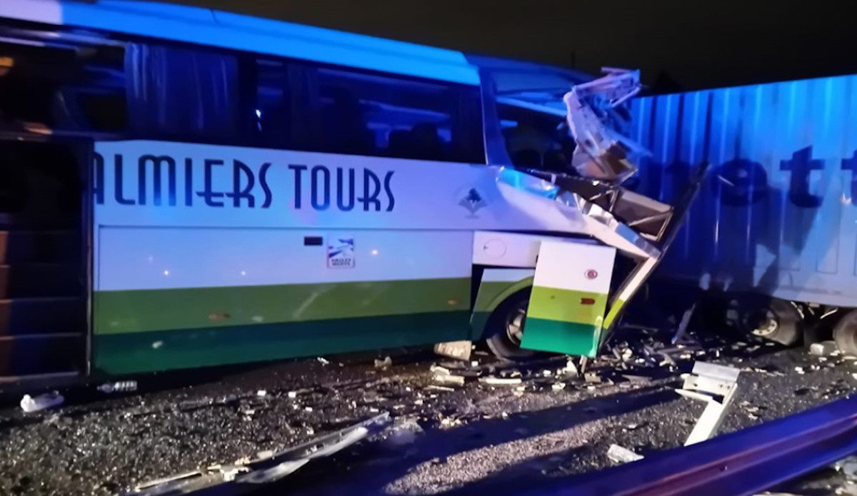 Así ha quedado el autobús tras sufrir un choque con un camión en Víznar, Granada.