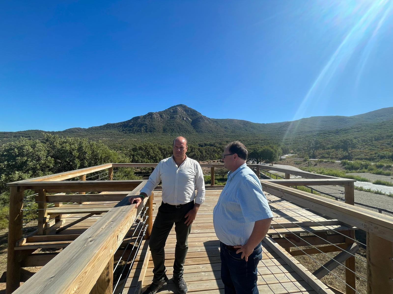 Visita del delegado territorial de Sostenibilidad y Medio Ambiente de la Junta de Andalucía en Cádiz, Óscar Curtido, al mirador.