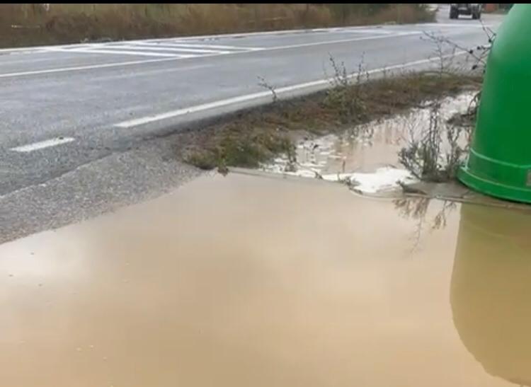 Agua acumulada en el margen de la carretera de Rajamencera (2)