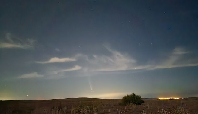 Una foto del 'cometa del siglo', con las Mesas de Asta a la derecha.