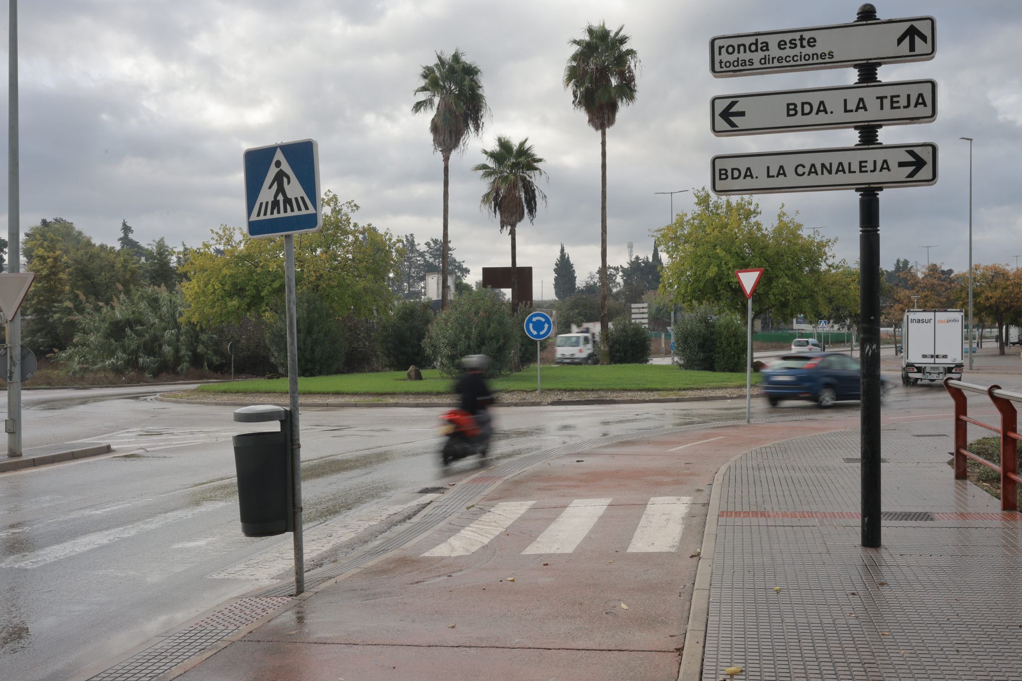 La rotonda 5 de la avenida del 'Colesterol', un rato después del accidente.