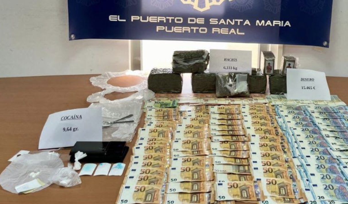 Fotografía de la droga y dinero incautado en Puerto Real.