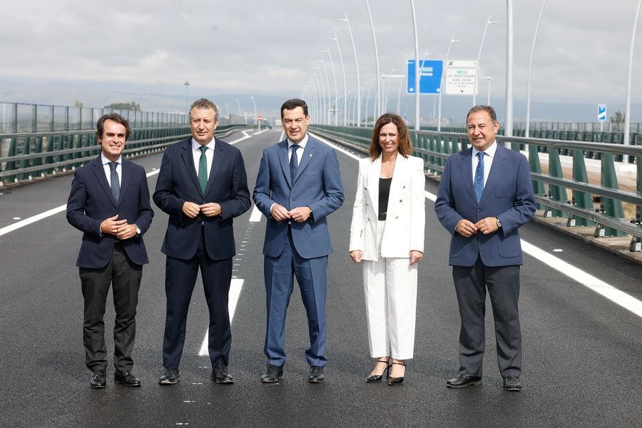 El presidente de la Junta y el alcalde de La Rinconada en el nuevo viaducto.