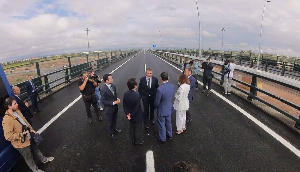 El alcalde y Moreno conversando sobre la nueva infraestructura. 