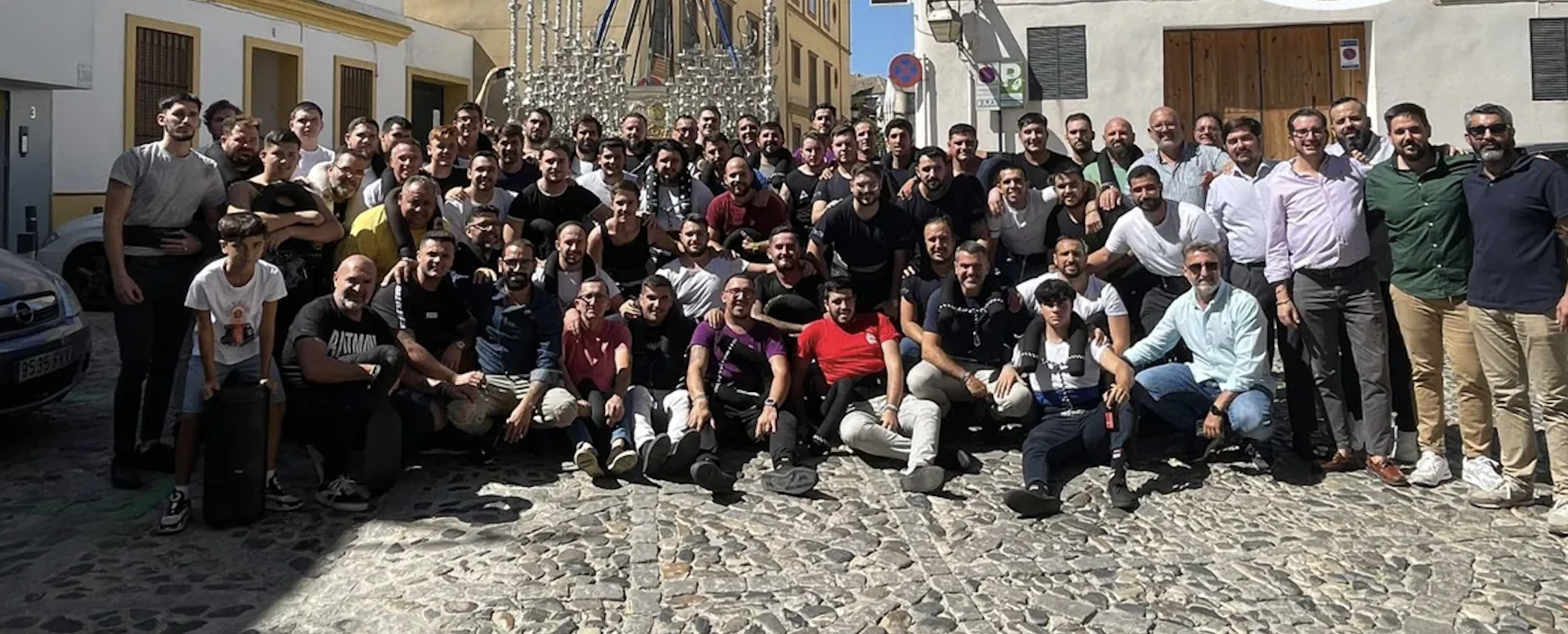 Costaleros del Patrocinio en uno de los ensayos para la Magna entre los que están los 'hombres de trono'.