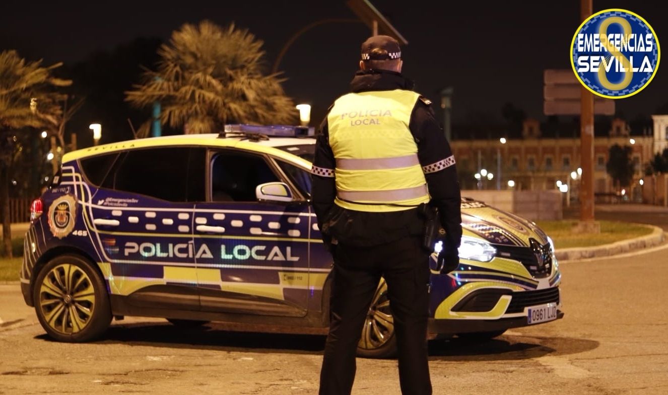 Dos policías locales de Sevilla han sido agredidos tras el robo de un móvil.