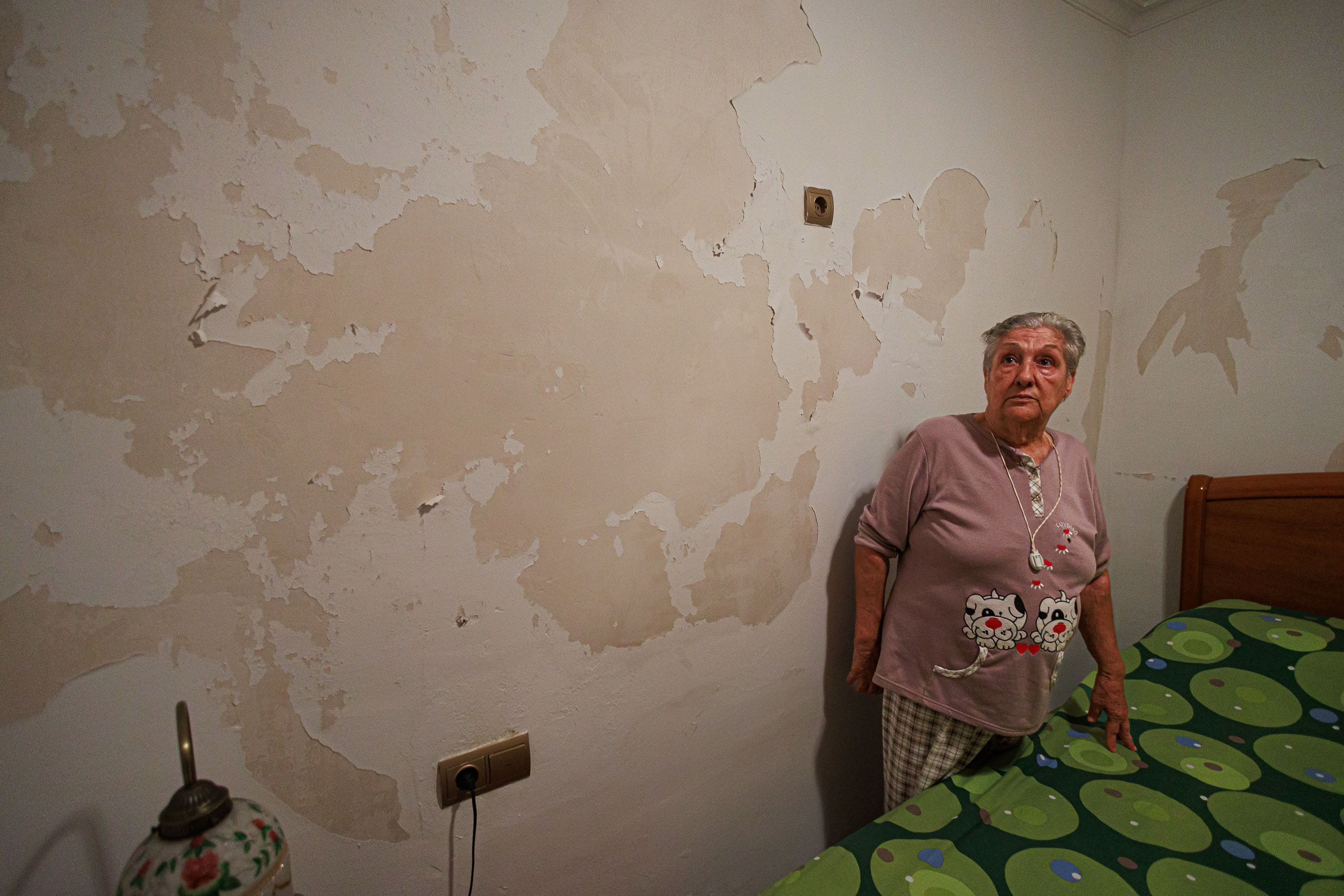 Josefa y las humedades de su casa en el barrio de La Asunción de Jerez.