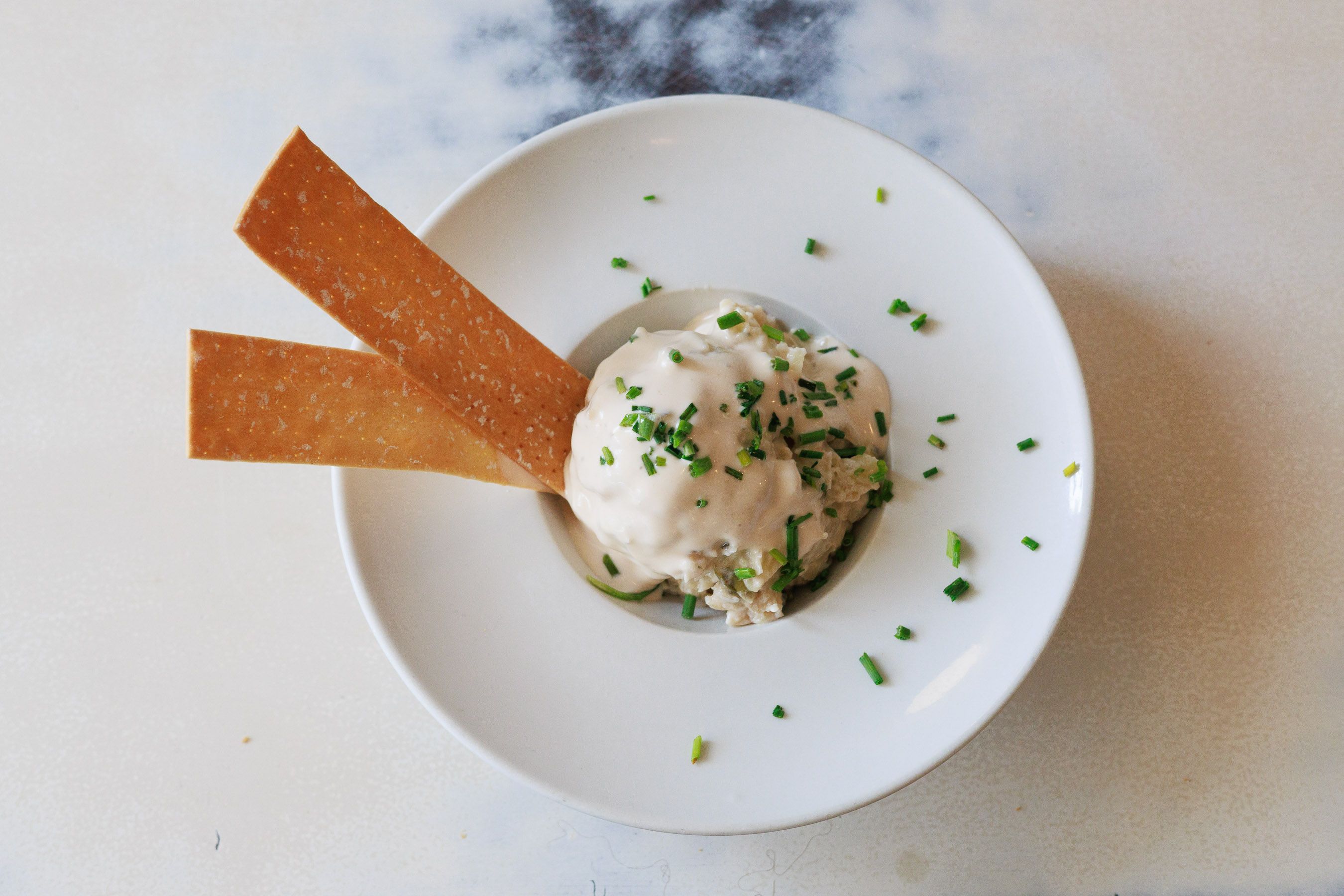 La ensaladilla de gambones, uno de los éxitos del local.