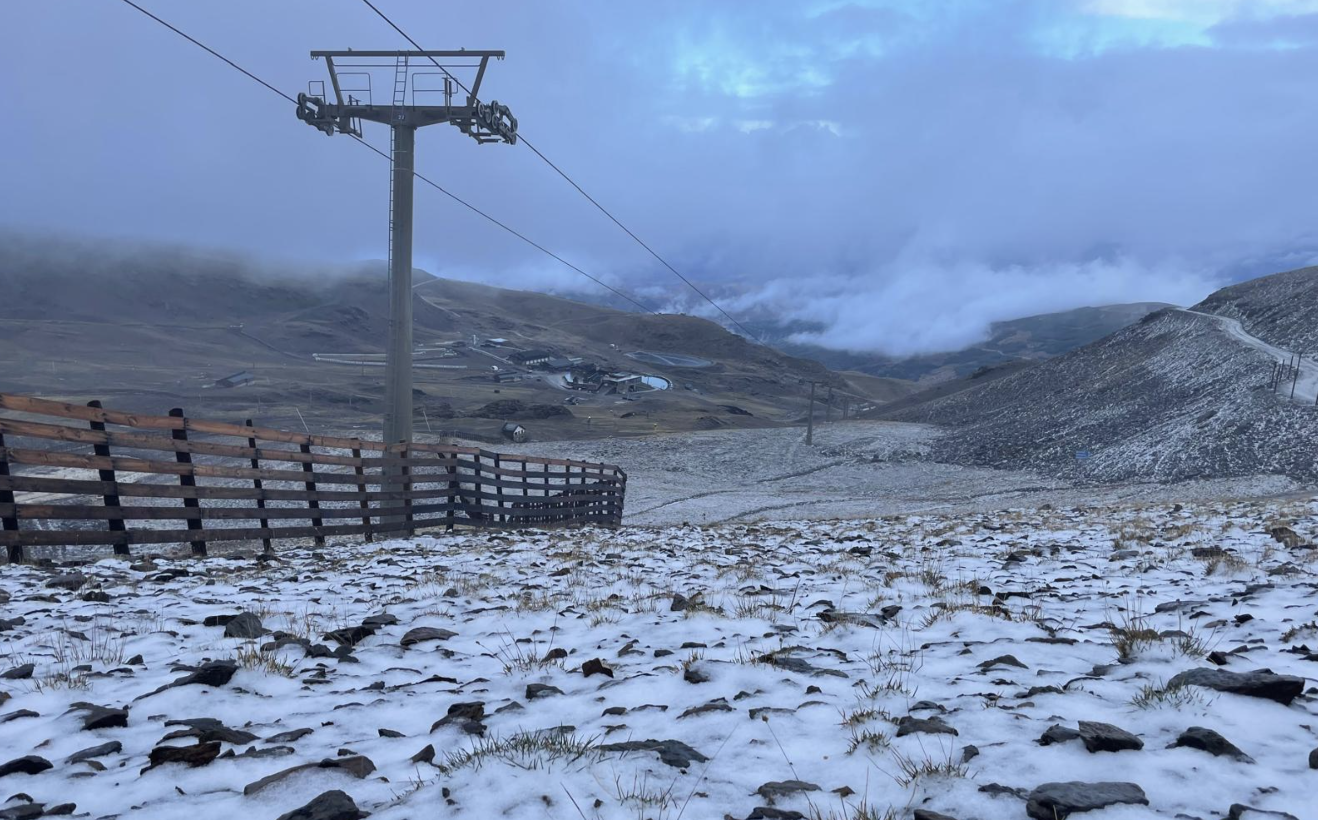 Primeras nieves de la temporada otoñal en Andalucía.   FOTO: @WEBSIERRANEVADA