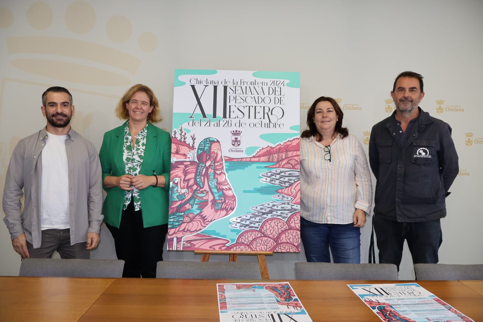 Chiclana se prepara para la Semana del Pescado de Estero. La delegada y organizadores presentando el cartel. 