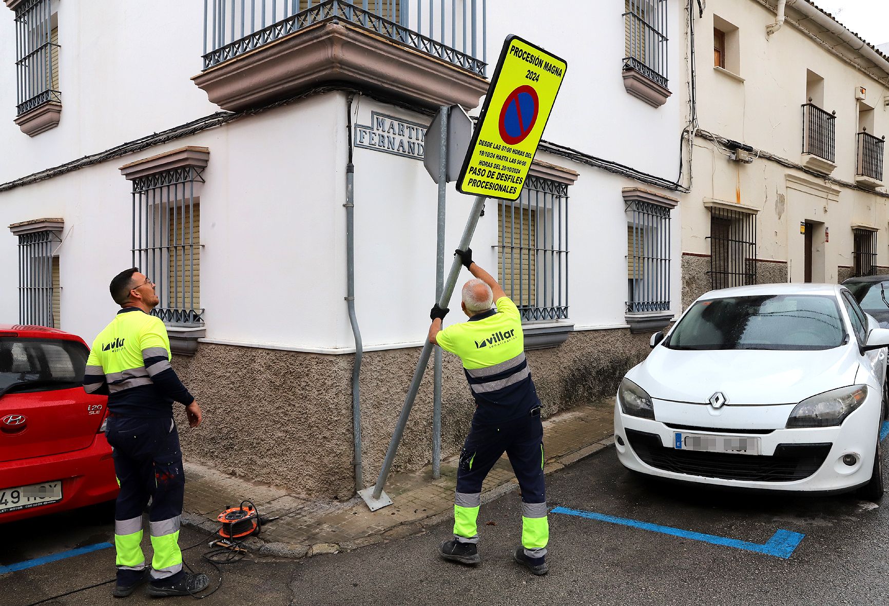 Carteles de prohibir aparcar en calles del centro de Jerez por la Magna.