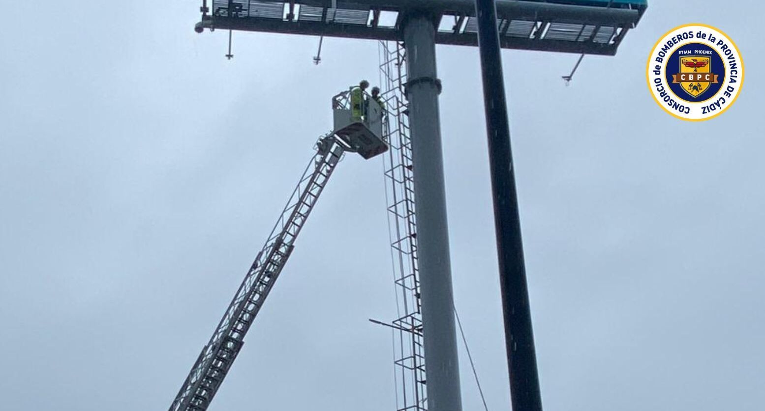 Así han retirado los bomberos la escalera del totem publicitario en San Fernando.