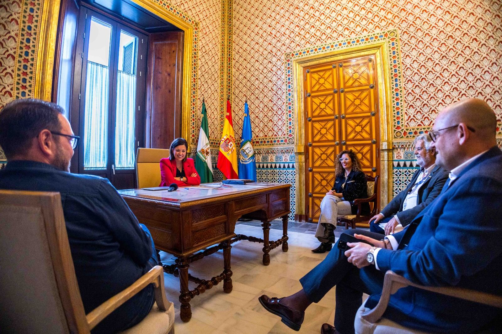 La alcaldesa de San Fernando, Patricia Cavada, recibe a los Reyes Magos 2025. 