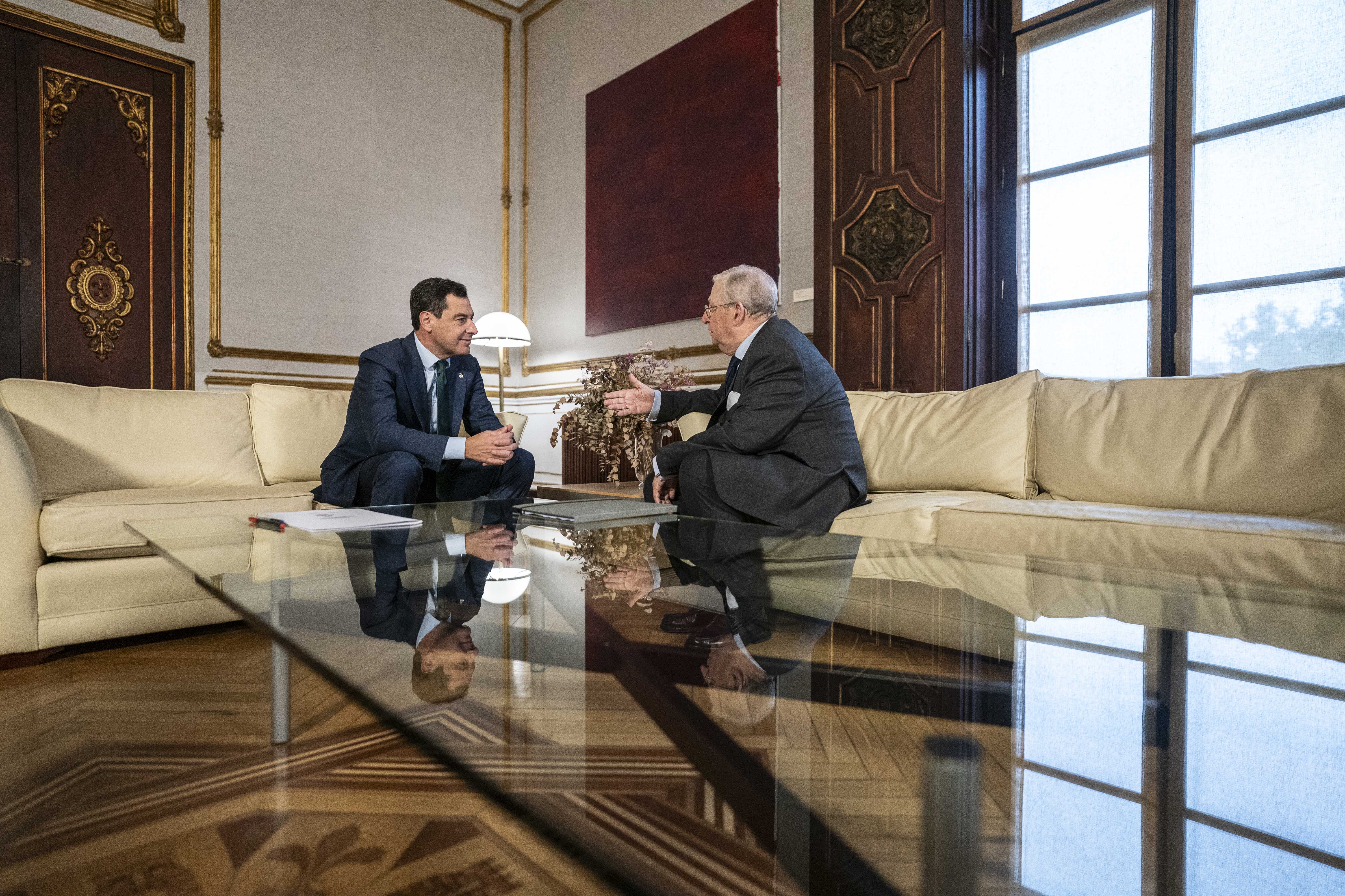 Presentado el Congreso Internacional de Cofradías de Sevilla. Moreno y Vélez durante le encuentro. 