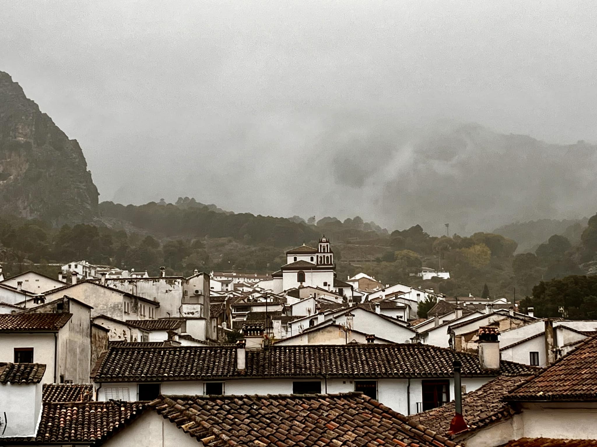 Amanecer entre nubes, en una imagen de este martes de Radio Grazalema.