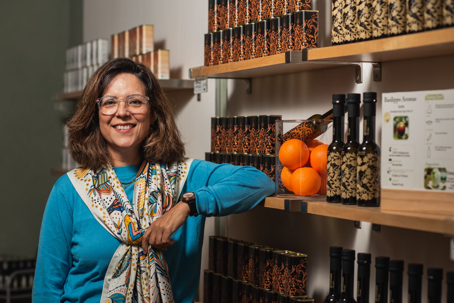 Juana Roldan, actual directora general de Basilippo, junto a algunos productos de la marca.