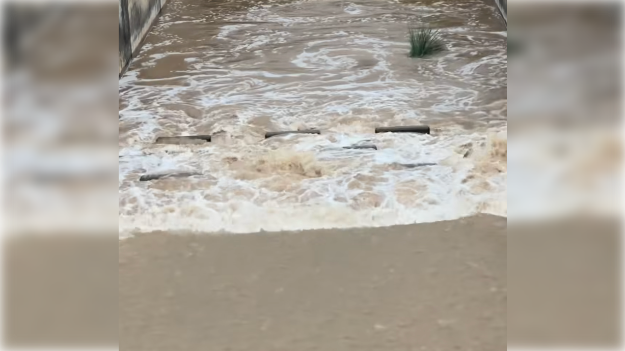 El agua, tras las últimas lluvias, en el trasvase del Guadiaro al Majaceite.