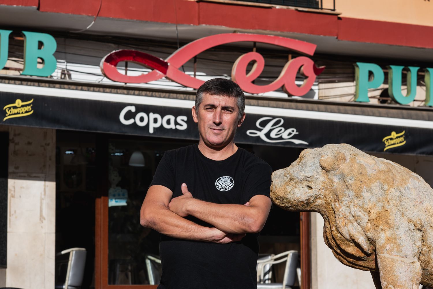 Miguel Troncoso junto al Pub Leo y un león de la histórica fuente.