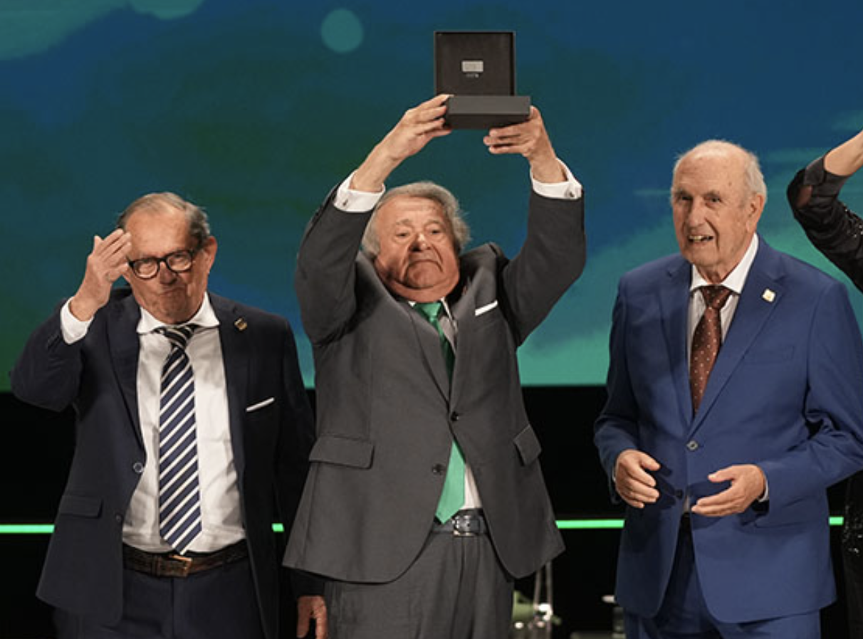 Manolo Cabello, a la izquierda, el pasado 28F, cuando Los Romeros de la Puebla recibieron la Medalla de las Artes de Andalucía.