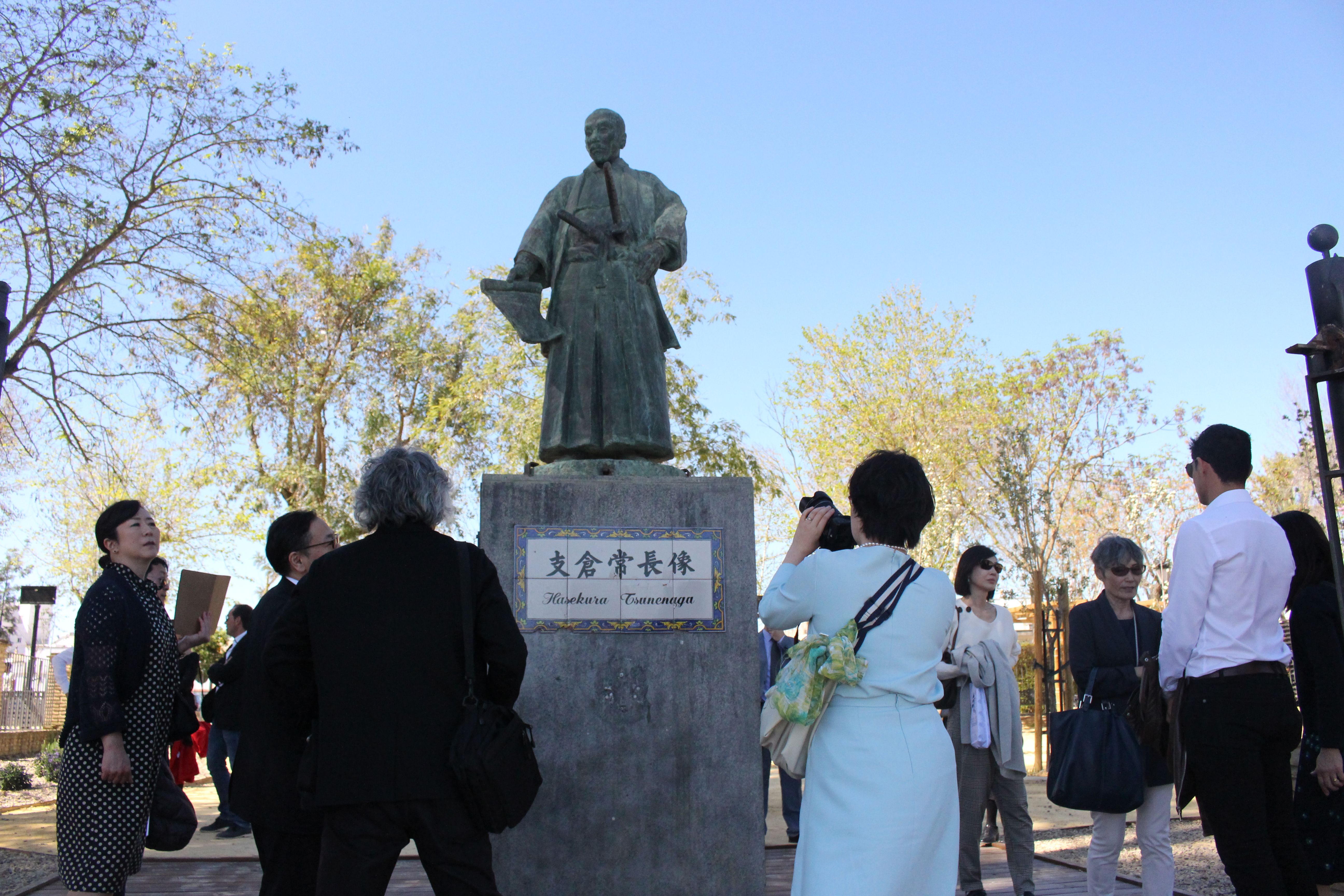 Japón y Coria del Río. Visita de japoneses a la estatua de Hasekura Tsunenaga en la localidad coroniana.