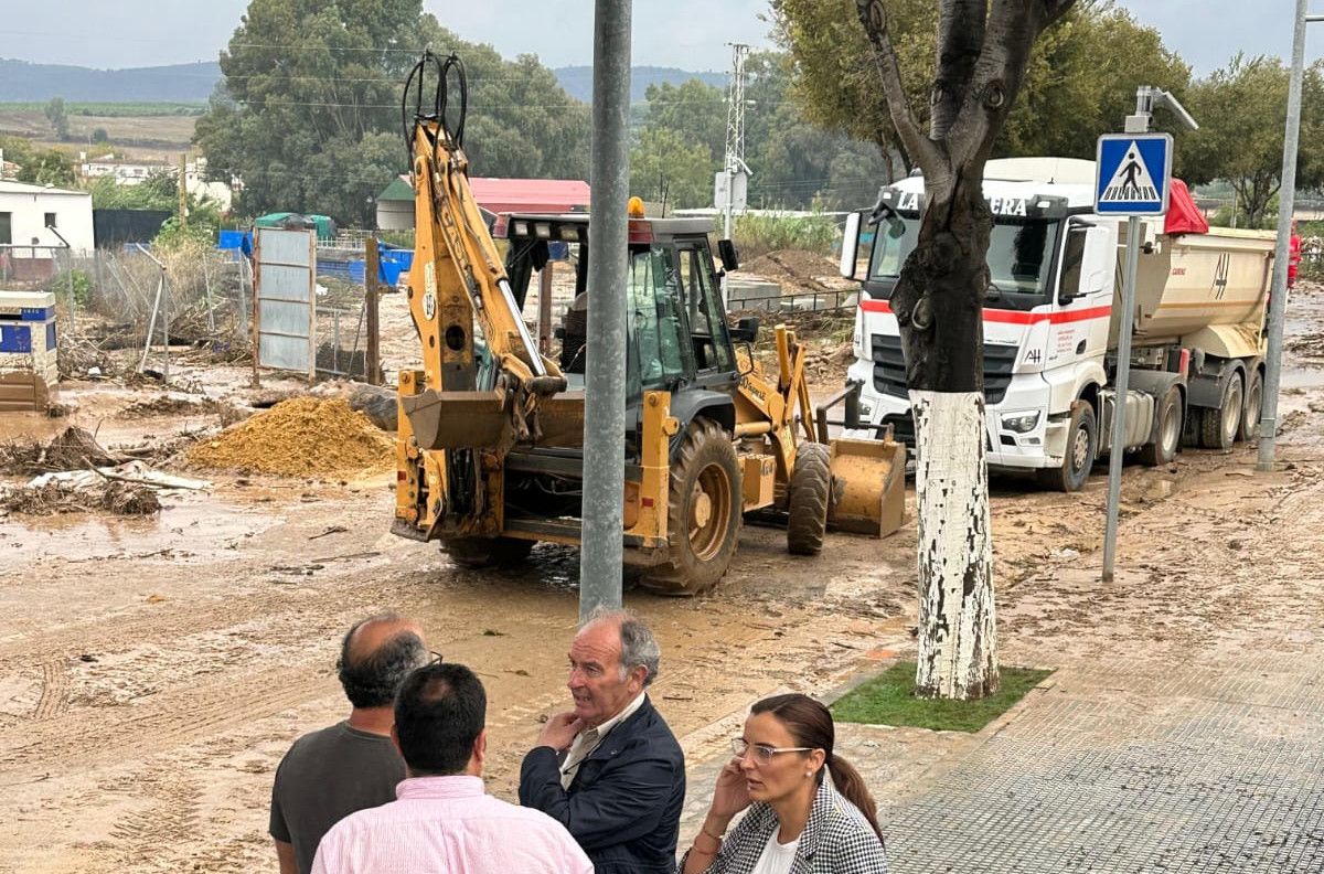 Trabajos tras las fuertes lluvias en Cantillana, en Sevilla.