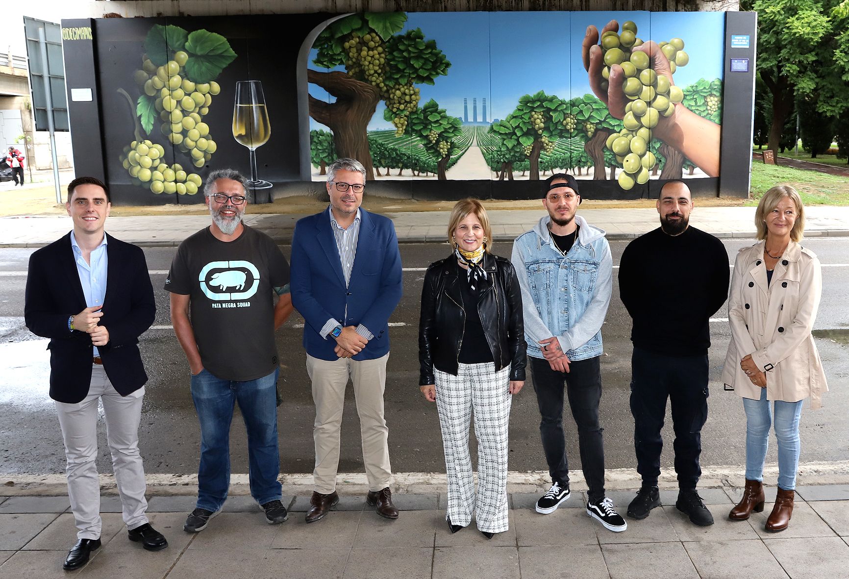 La alcaldesa de Jerez, María José García-Pelayo, visita el mural dedicado al barrio de Las Viñas en el puente de la calle Arcos.