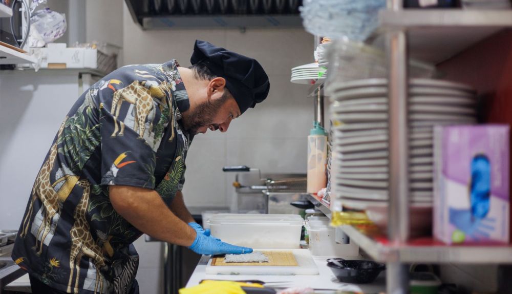 El cocinero trabajando en la cocina.