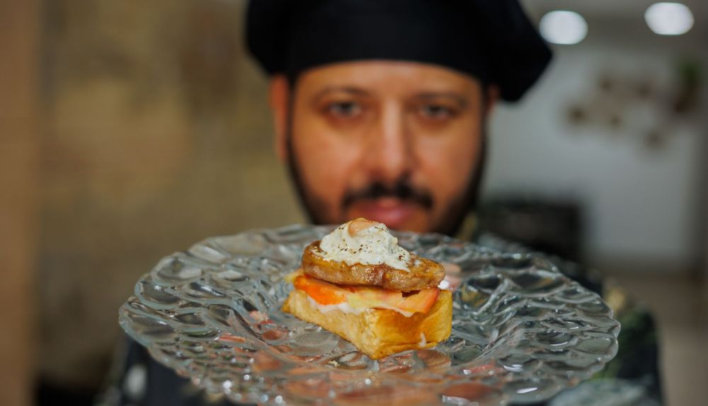 Diego Santiago mostrando un plato ya preparado. 