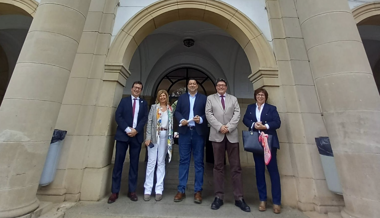 El IES Coloma inaugura el curso. Benítez, responsables del centro y los delegados en la puerta del instituto.