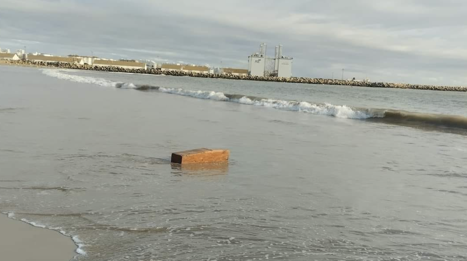 El objeto que ha sido encontrado en la orilla de la playa de La Puntilla, en El Puerto de Santa María.