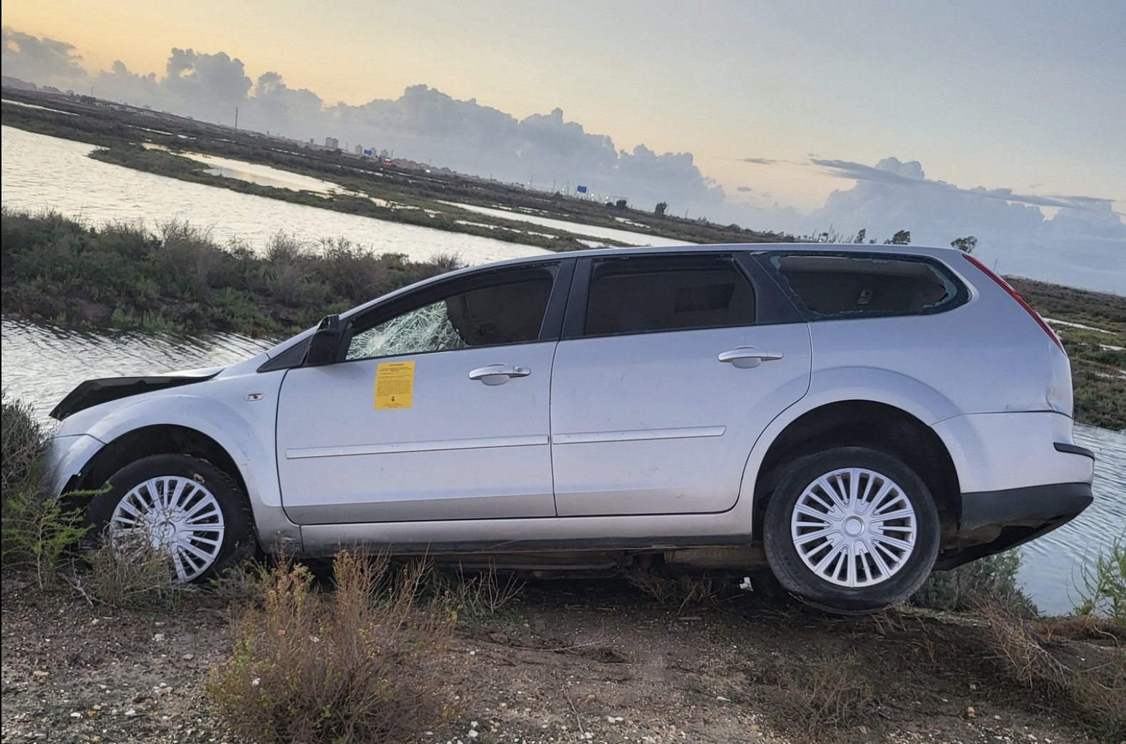 El coche que lleva abandonado varios meses en Las Salinas, en Chiclana.