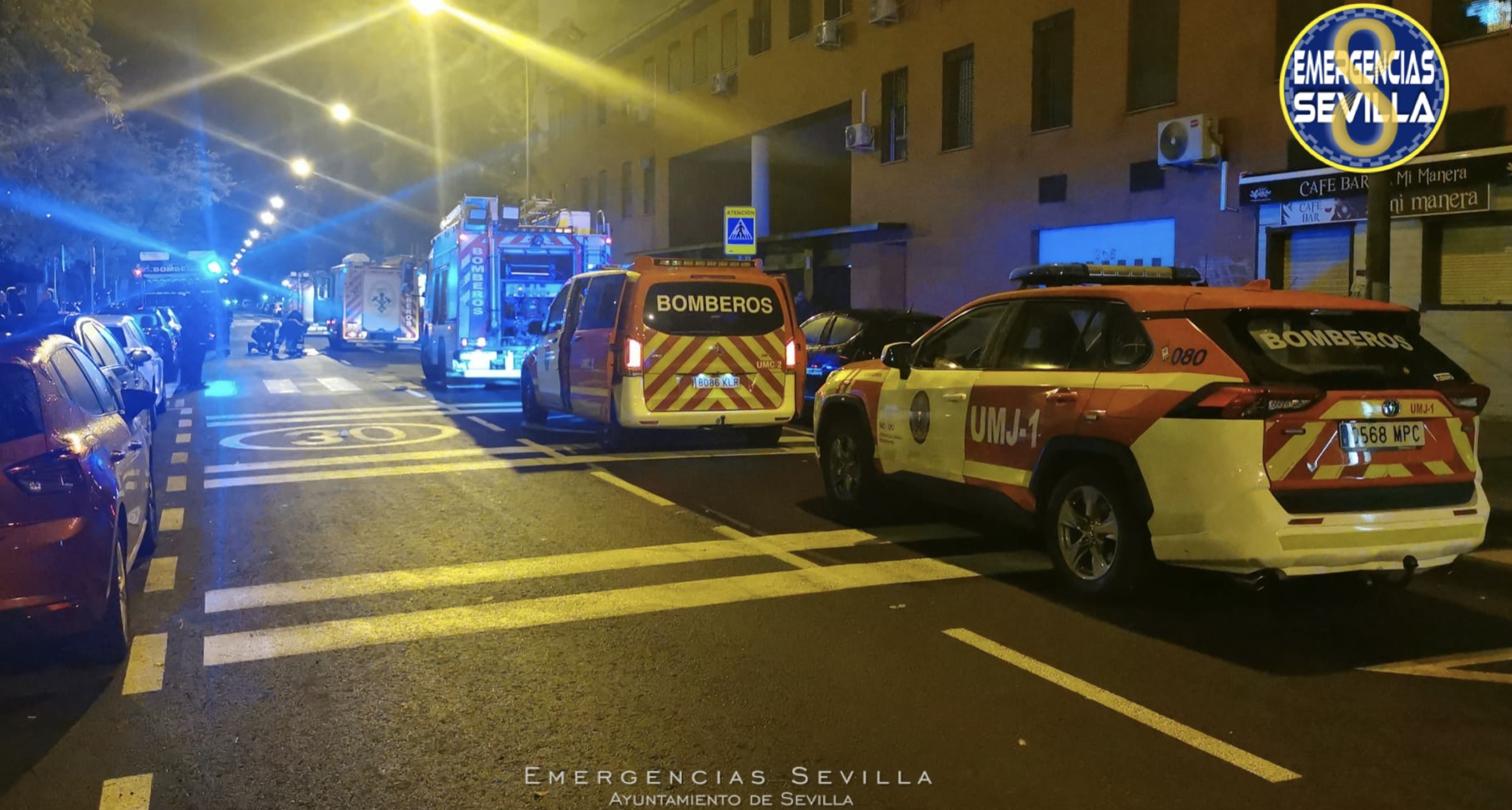 Amplio dispositivo montado en Sevilla como consecuencia del incendio que ha tenido lugar esta madrugada.