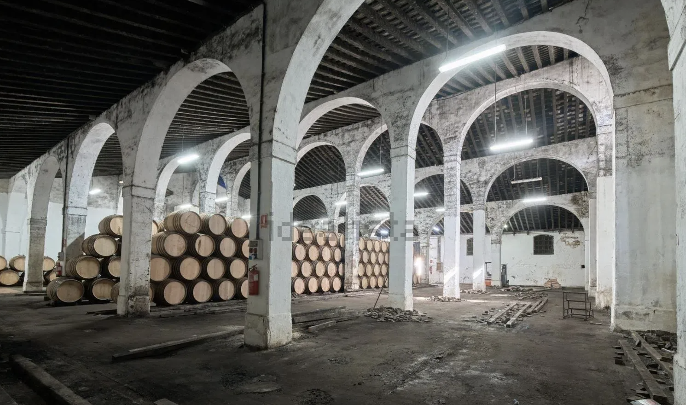 Imagen de la bodega que está a la venta en el centro de Jerez.   FOTO: IDEALISTA