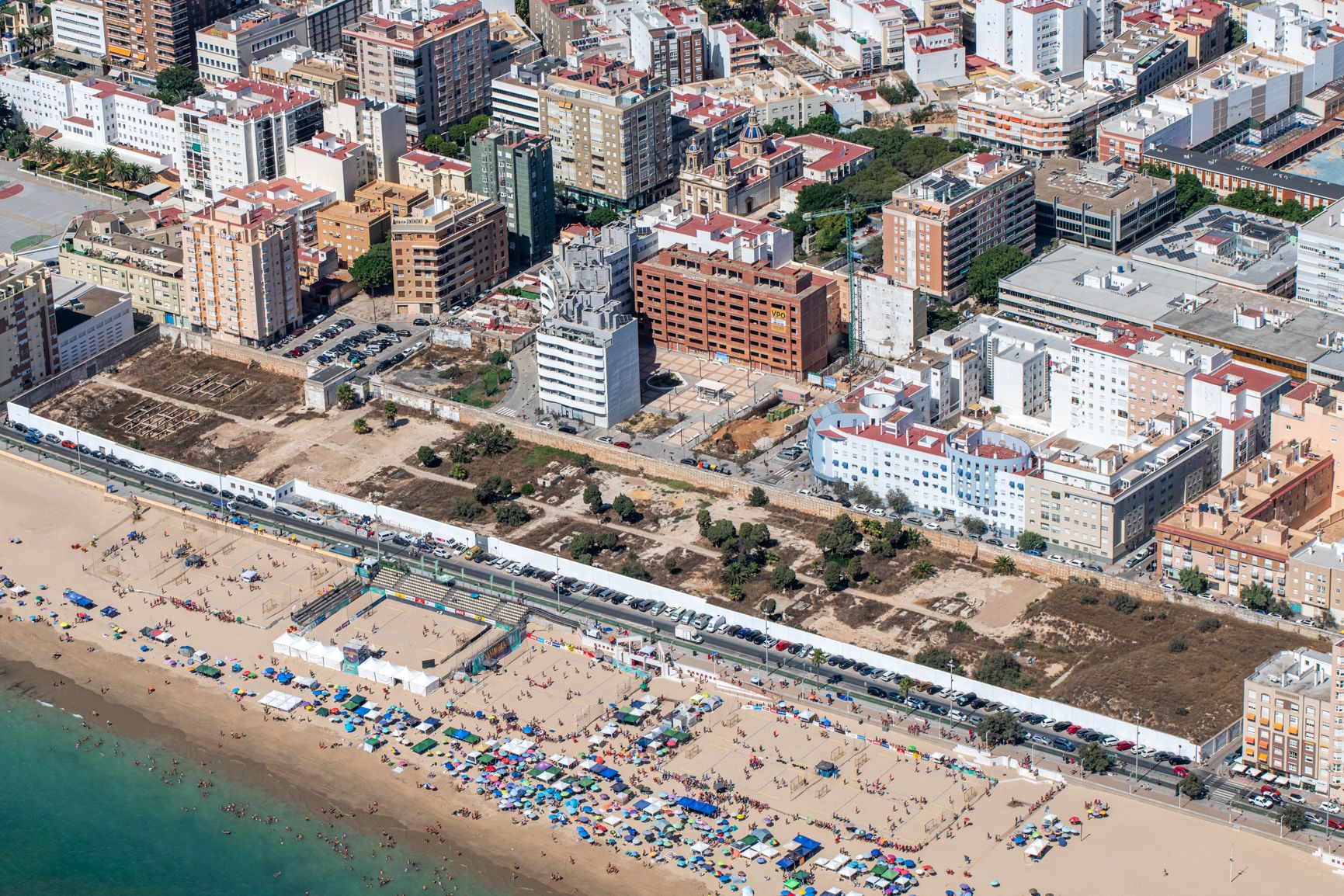 Imagen aérea del antiguo cementerio de San José, junto a la playa Victoria, uno de los proyectos resucitados por el Ayuntamiento de Cádiz.